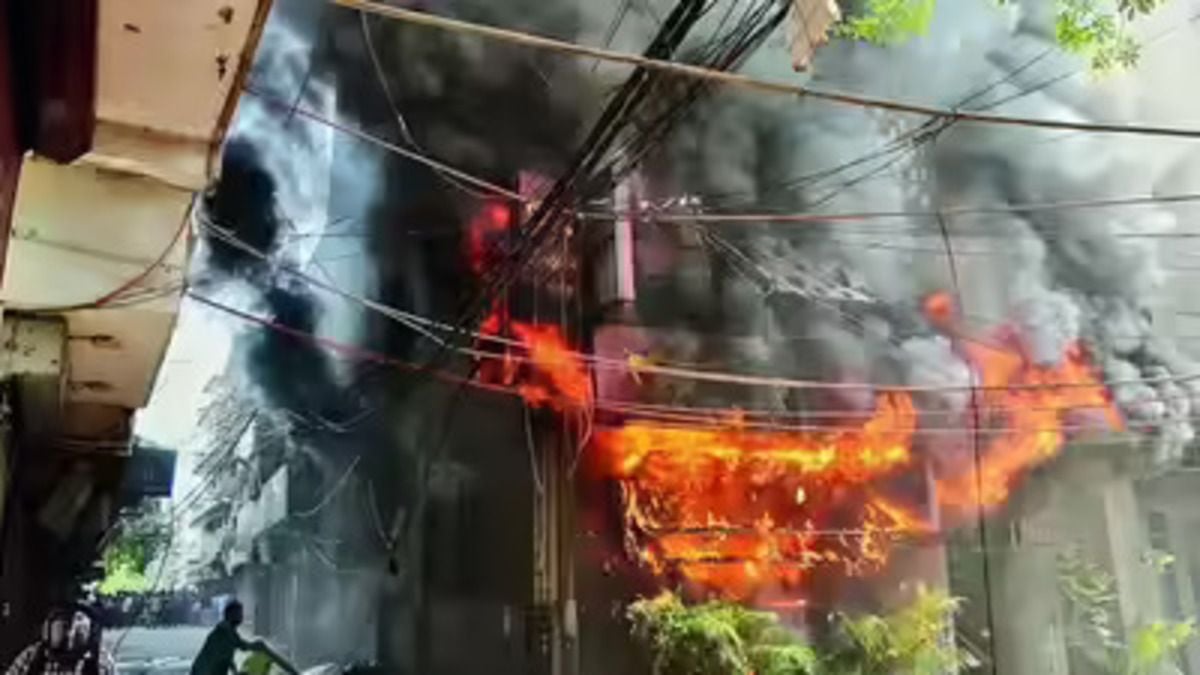 South Delhi guest house fire kills 21 as residents lead desperate rescue effort