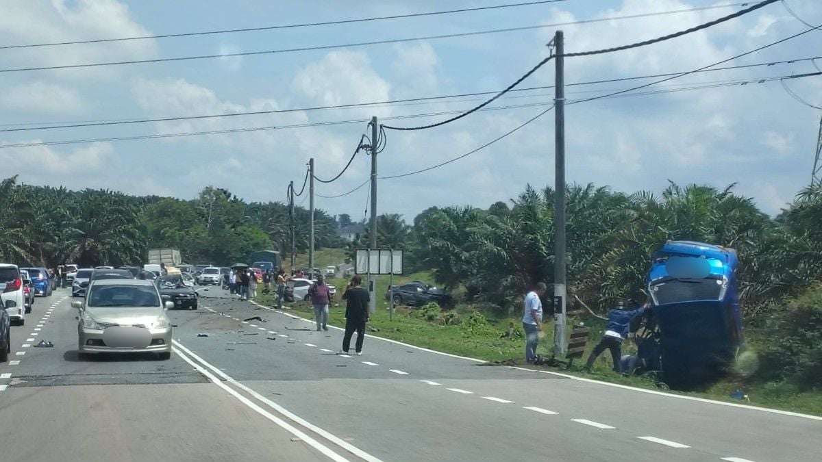 Five killed in Kluang crash as brothers allegedly race luxury cars on public road